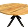 Ronde eettafel van licht mangohout met zwart metalen kruispoot onderstel.