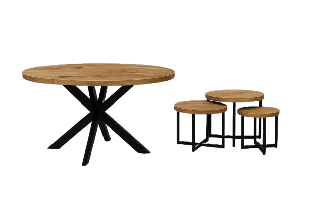 Ronde mangohouten eettafel van hout met een zwart metalen spinpoot, vergezeld door een set van drie ronde mangohouten bijzettafels met zwarte frames.