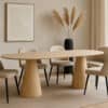 Licht mangohouten eettafel met twee conische poten en vijf beige gestoffeerde eetkamerstoelen in een moderne, minimalistische eetkamer met neutrale tinten.