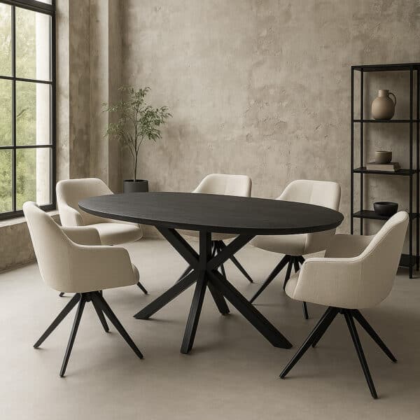 Moderne zwarte ovale mangohouten eettafel met beige draaistoelen in een minimalistisch interieur met betonlook muren