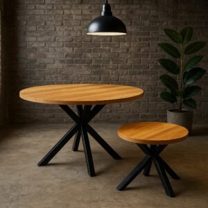 Set van een ronde zwarte mangohouten eettafel en salontafel met zwarte metalen kruispoten in een moderne industriële ruimte.