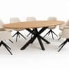 Ovale mangohouten eettafel met zwarte spin poot en zes beige draaistoelen"