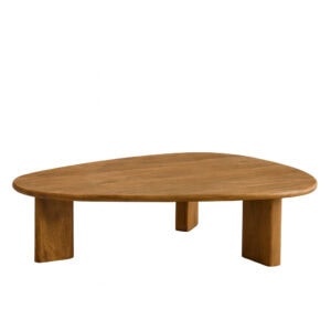 Salontafel van massief hout in organische vorm op witte achtergrond