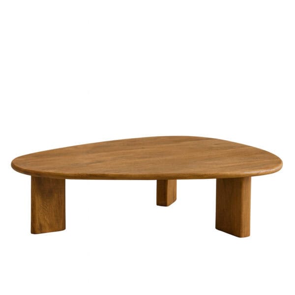 Salontafel van massief hout in organische vorm op witte achtergrond