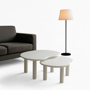 Set van twee moderne witte salontafels met organische vormen in een minimalistische woonkamer.